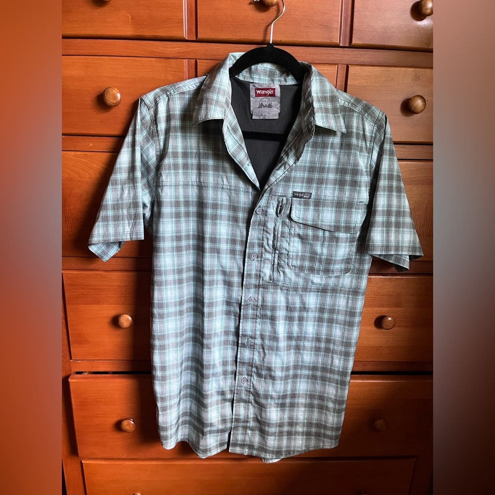 Wrangler Outdoor Series Travel, Hiking button down shirt.  New w/o tags. Men’s M